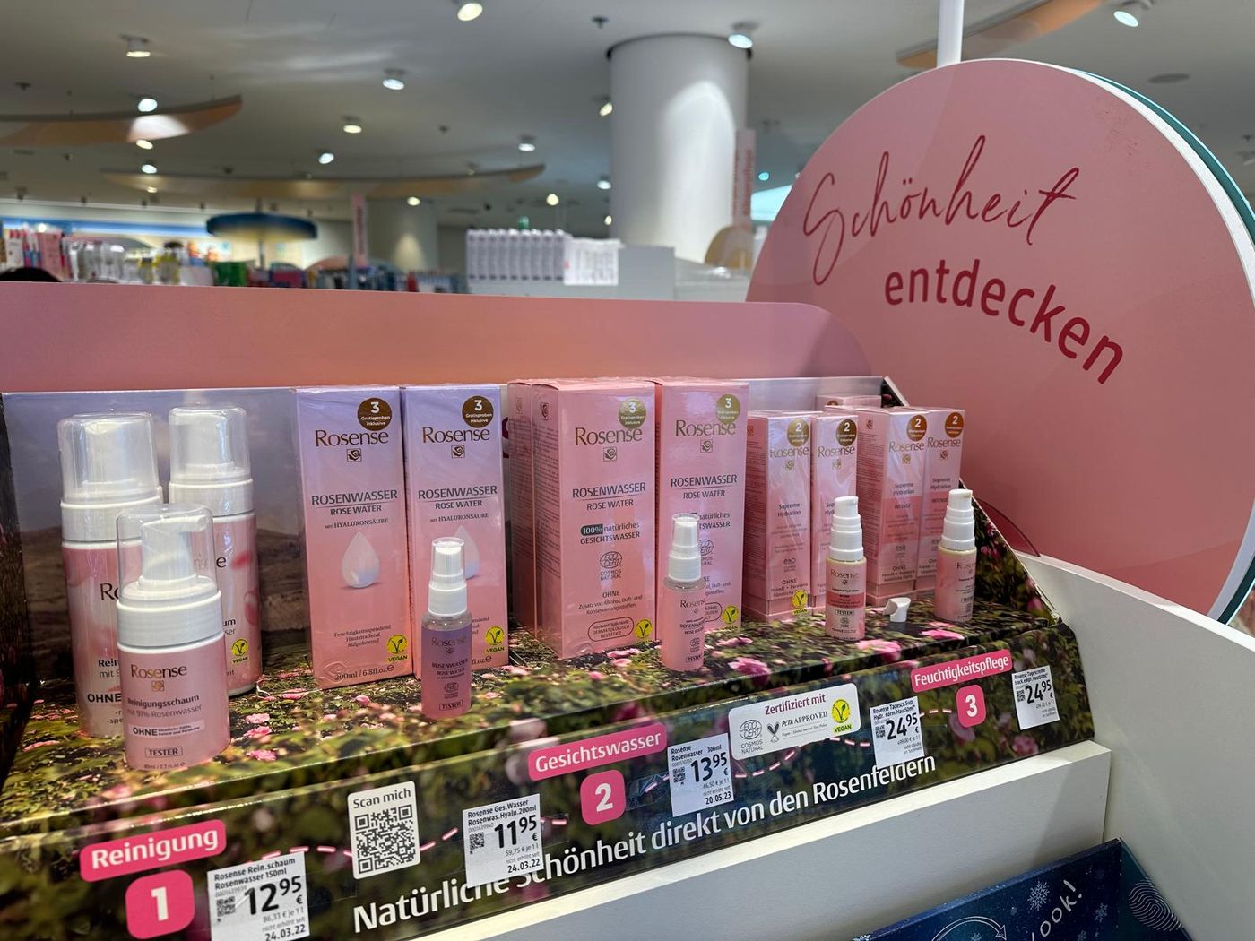 Rosense-Produkte im Regal eines Drogeriemarkts
